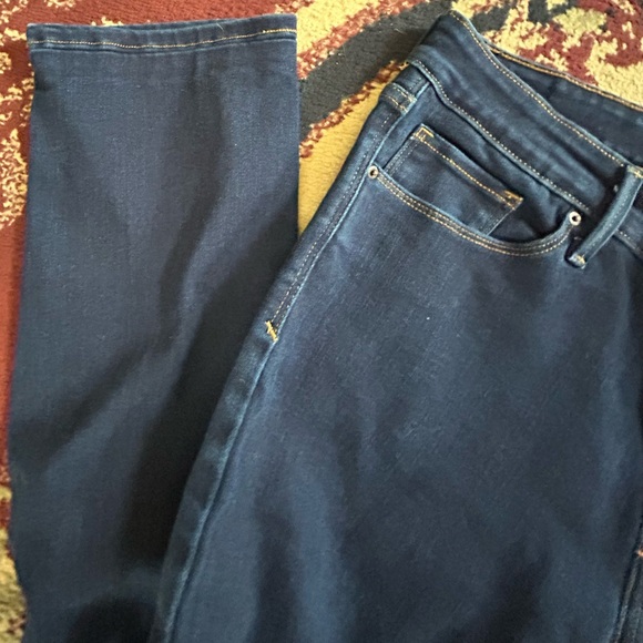 Levi's Women's mid rise size 12 Jeans - new or like new - Picture 3 of 7